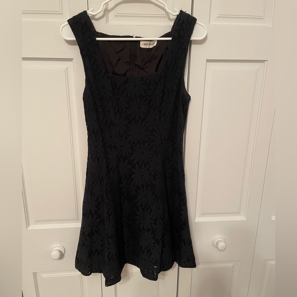 Super cute navy blue dress with flower details size 4